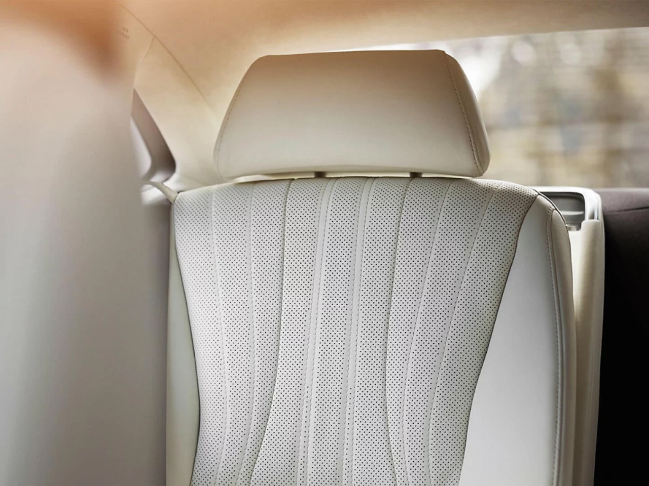 2023-discover-lexus-ls-standard-rear-seat-luxury-1440x1080